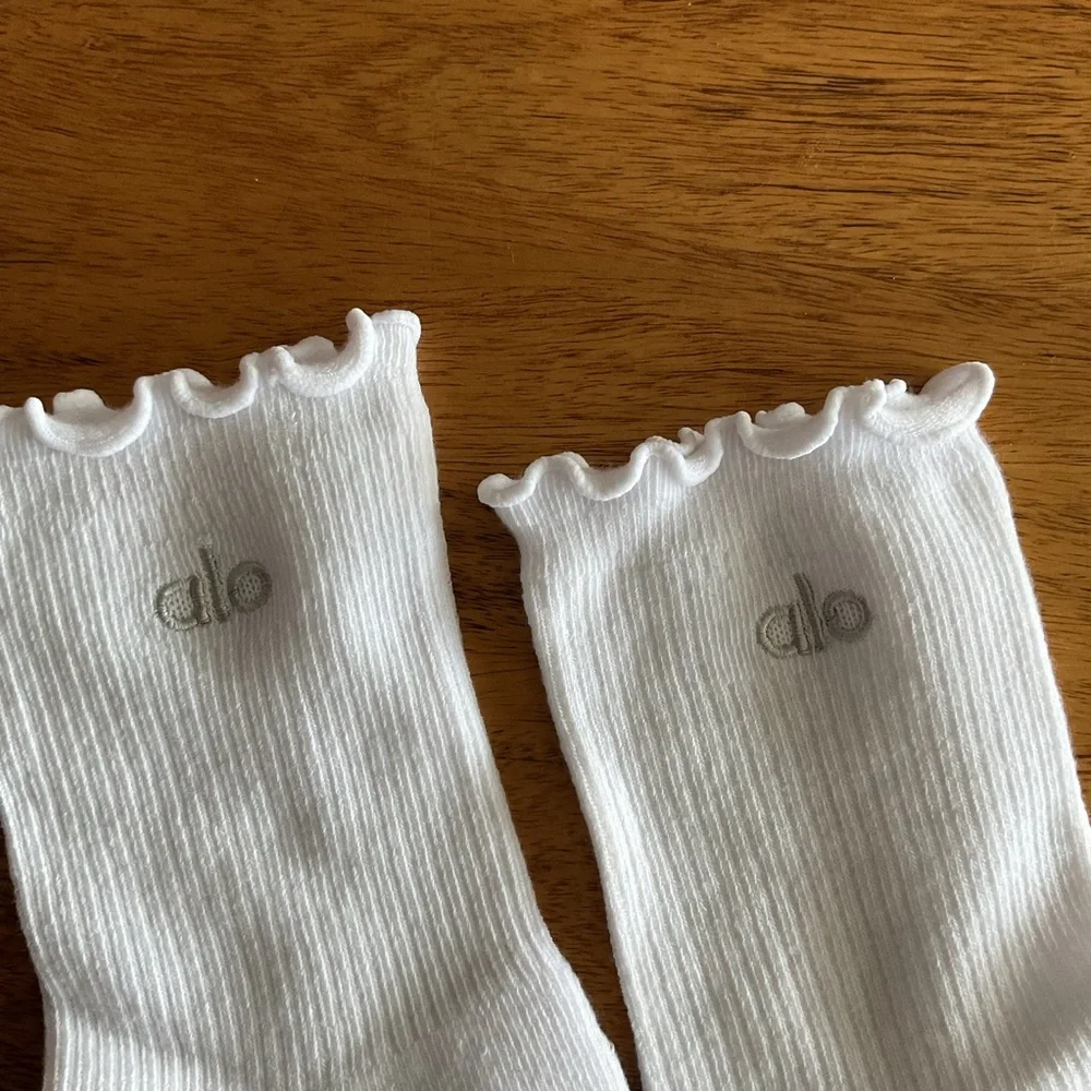 ALO Yoga White Lettuce Edge Socks brand new size M/L athletic comfy cushioned - Picture 3 of 3